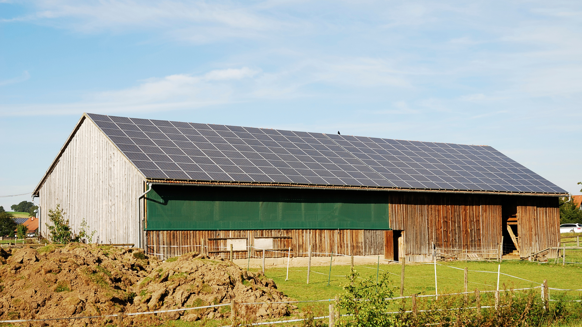 Hangar avec des panneaux photovoltaïques, destiné aux agriculteurs