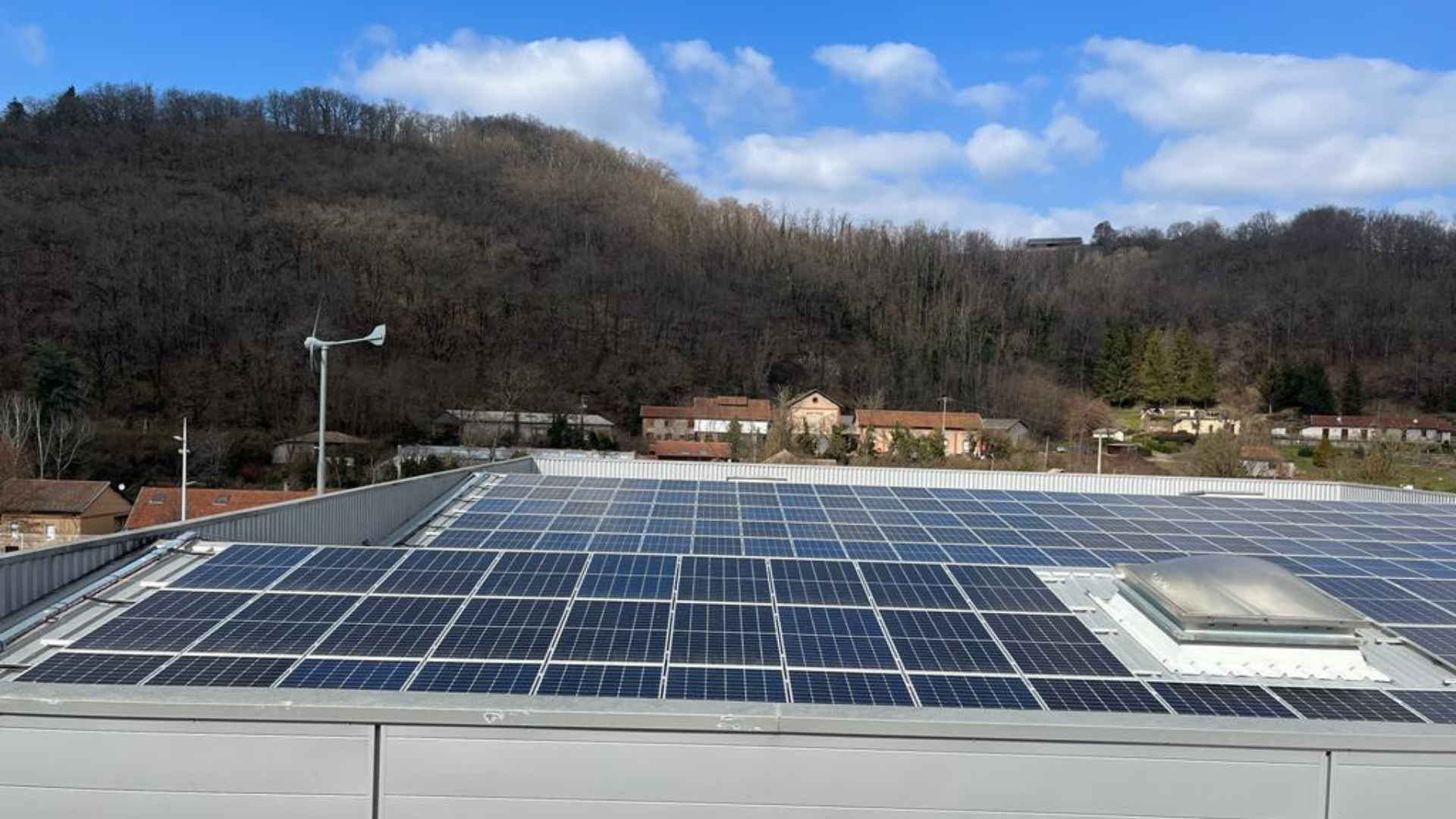 Image d'une installation solaire avec des panneaux photovoltaïques sur hangar