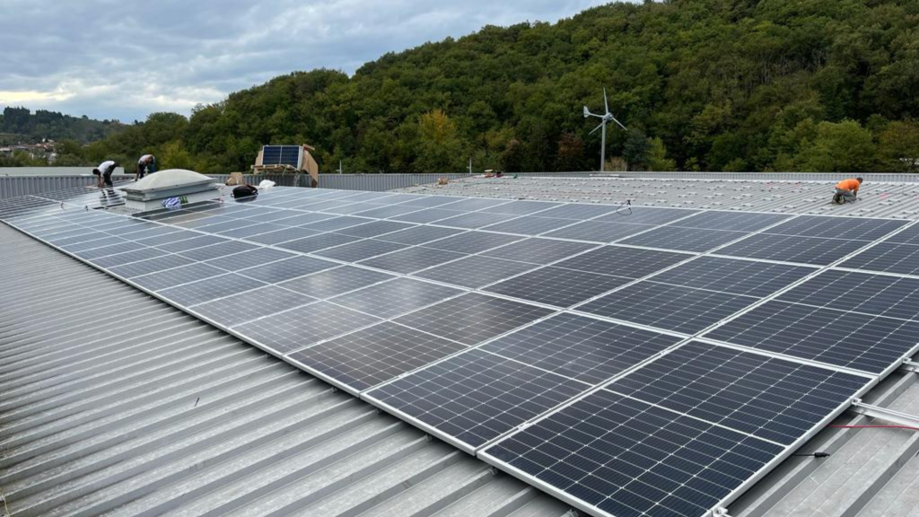installation photovoltaïque sur le toit d'un hangar