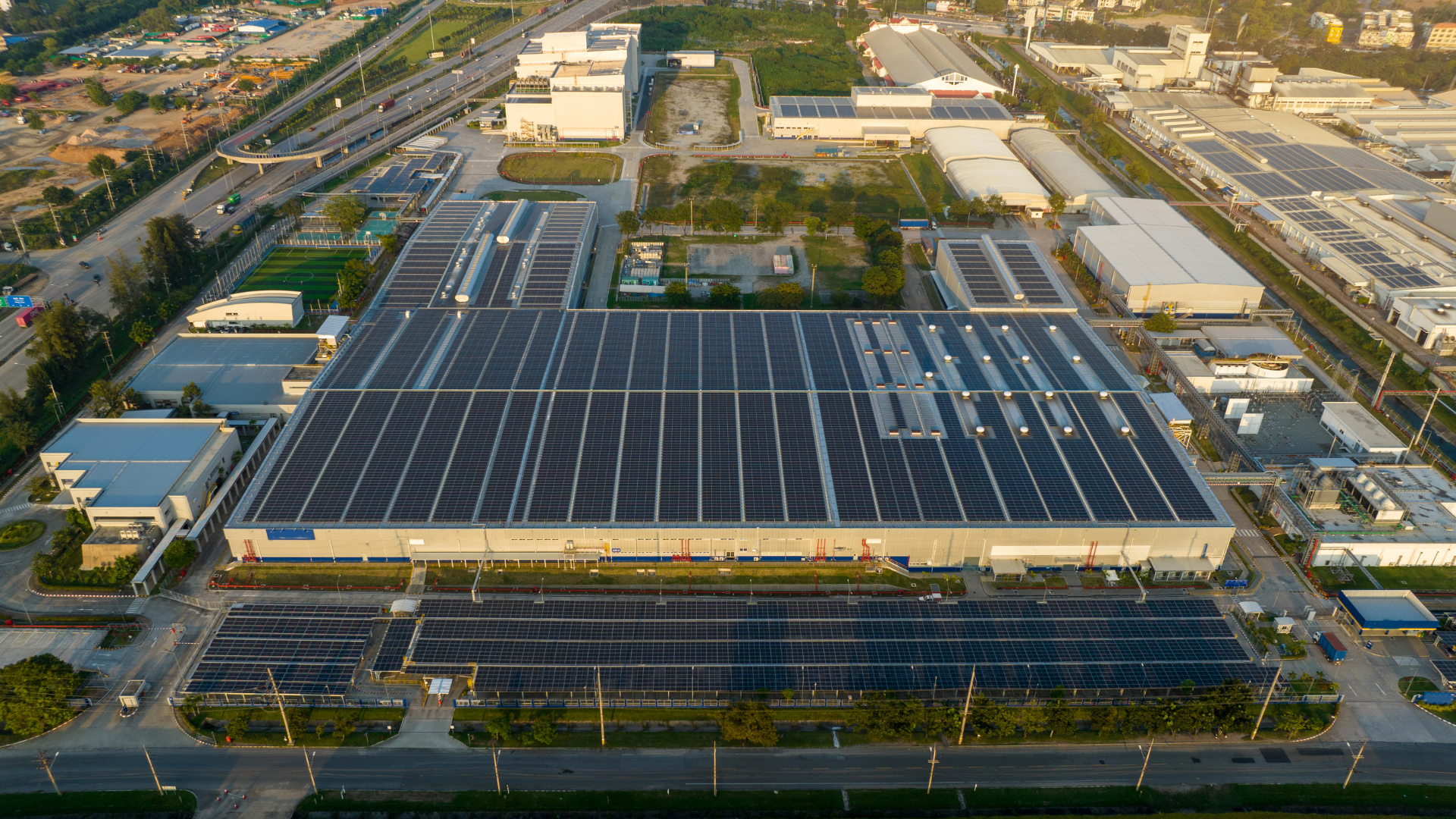 hangar solaire de collectivité avec panneaux photovoltaïques